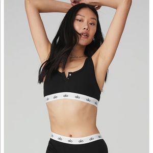 Brand new Alo Yoga Icon Ribbed Henley Bra